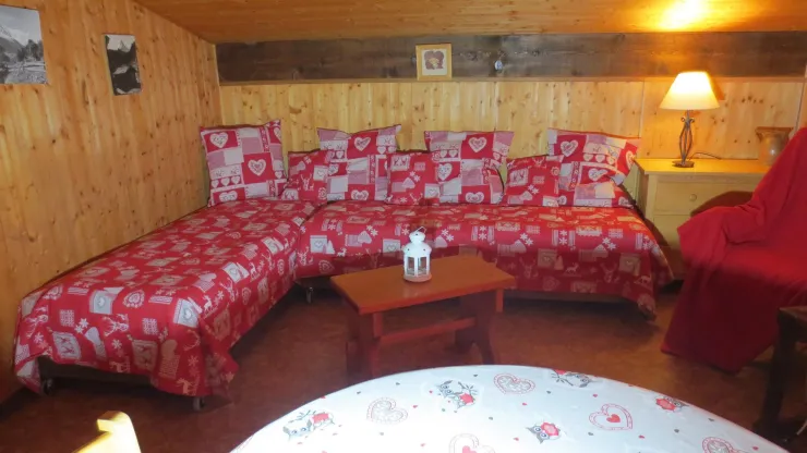 coin  séjour ,  deux banquettes    confortables   utilisées  en couchage couette  et couverture