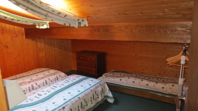 La première chambre indépendante.2 lits de 90  ,  plus un lit d'appoint pour enfant