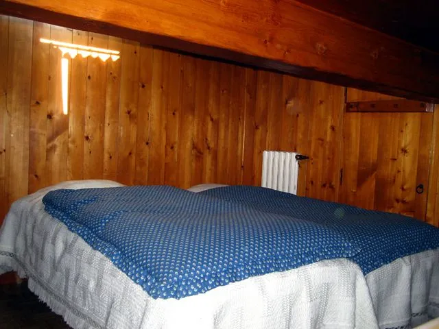 La seconde chambre indépendante.   deux lits de 90 , petite commode  penderie