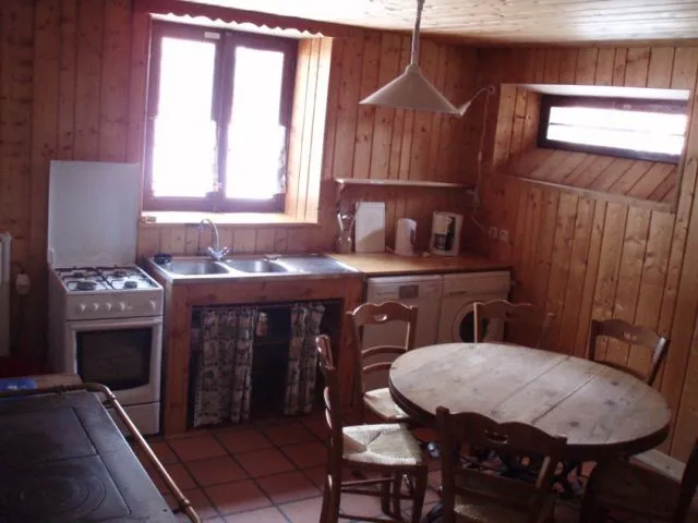 Kitchen of "Tounette" Gite is well equipped : fridge, freezer, cooking, oven, dishwasher, washing-machine...