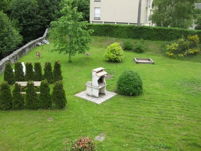 Vue du jardin arboré de la résidence du Chajoux