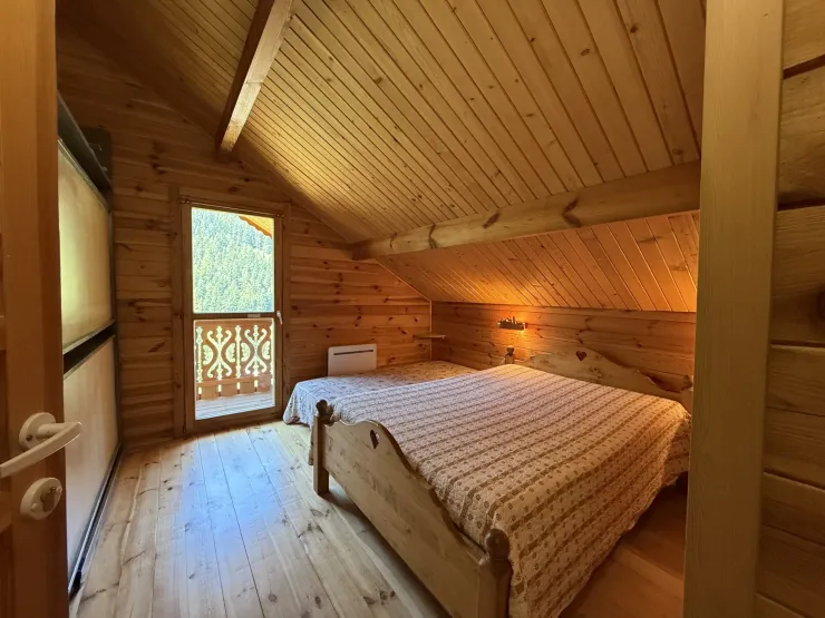 Logement Grand Ours - Chambre 1 
- 1 lit double
- 1 lit simple
- 2 lits superposés escamotables