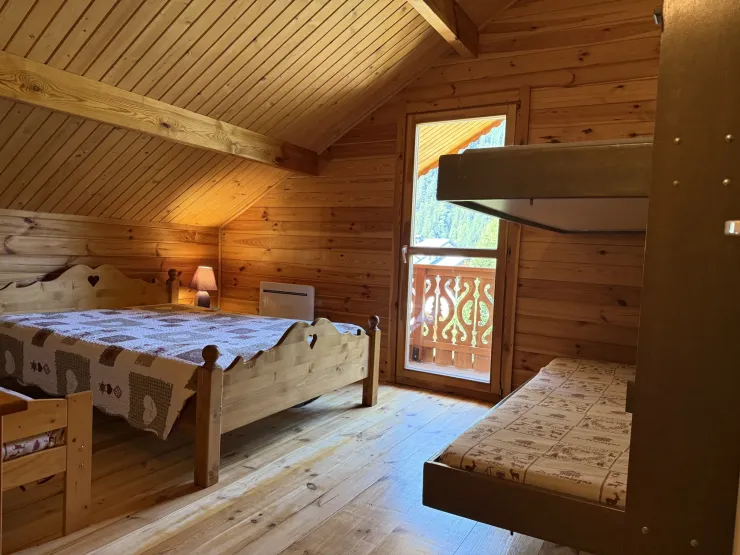 Logement Grand Ours - Chambre 2 
- 1 lit double
- 1 lit simple
- 2 lits superposés escamotables
