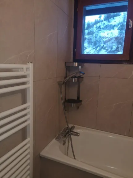 Salle de bain avec vue sur les pistes