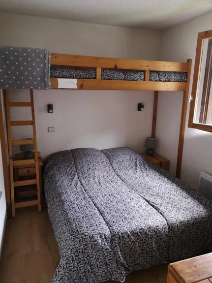 Chambre avec lit mezzanine avec vue sur les pistes