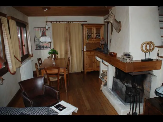 salle à manger avec cheminée