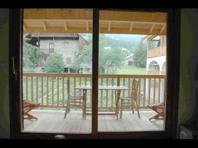Balcon spacieux en rez de chaussée donnant vue sur le sommet de la station "la Pendine" (2700m) avec table pliante et  2 chaises longues