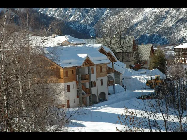 Vue de la copropriété à partir de l'église après les importantes chutes de neige