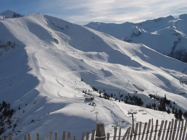 les pistes du secteur du Freychet avec son restaurant d'altitude en contre-bas