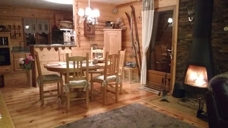 L'espace repas. Avec ses deux rallonges supplémentaires la table peut accueillir 8 convives. 