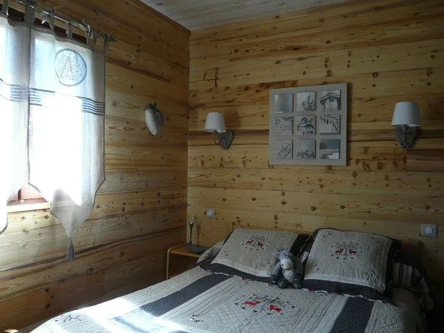 La chambre grise. Elle est dotée d'un lit en 140 et de lits superposés. Équipée d'un très grand placard, sa décoration est soignée. A disposition : couettes et couvertures bien douillettes. Dans un grand tiroir, nous avons pensé aux enfants ; à dispositio