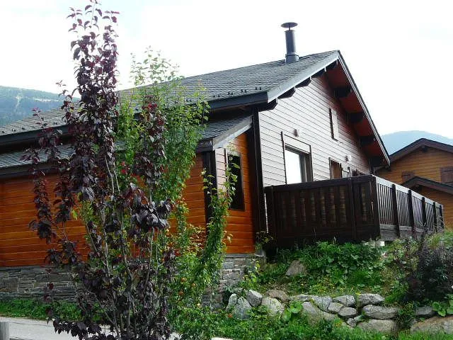 Vue d'ensemble du chalet, coté terrasse qui vous offre une vue sur Font Romeu, Pyrénées 2000 et toute la chaîne de montagnes ! Le Chalet est au coeur d'un ensemble de chalets individuels. Accès immédiat aux chemins de randonnées. 