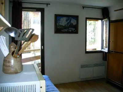 vue de la pièce principale avec sa porte fenêtre et son balcon