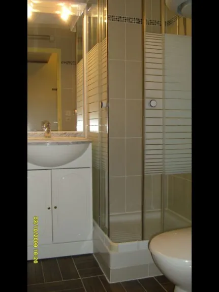salle d'eau avec sa cabine douche
