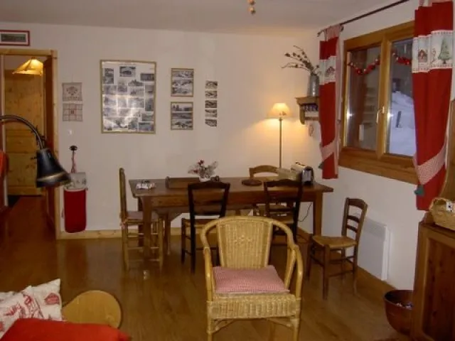 Coin salle à manger convivial avec vue sur les Saisies et Hauteluce