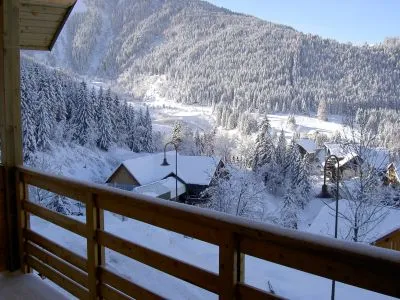 VUE DEPUIS BALCON , remontée mécanique en contre bas à gauche 