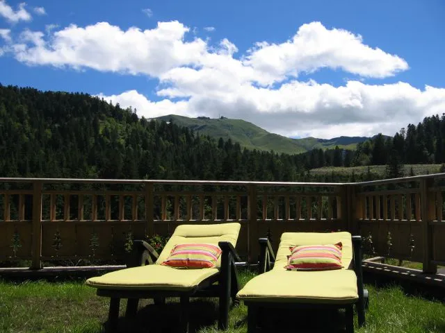 La terrasse avec en arrière plan le Plomb du Cantal (1855m).