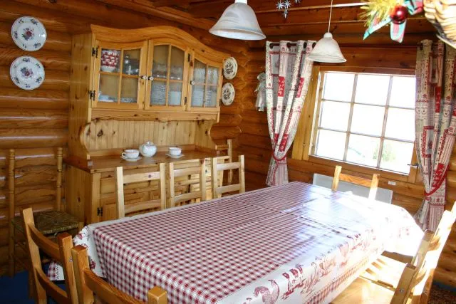 SALLE A MANGER- 10 PERSONNES A TABLE, table pour bébé.