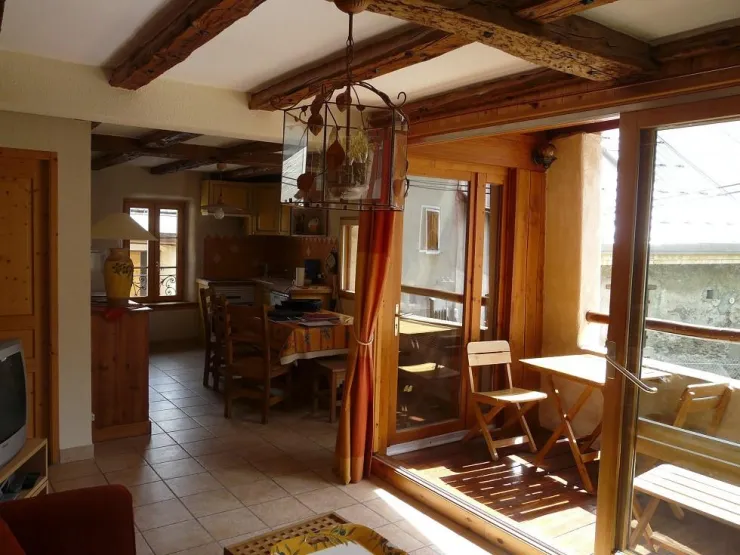 La loggia depuis le salon. En arrière plan la Salle à Manger et la cuisine.