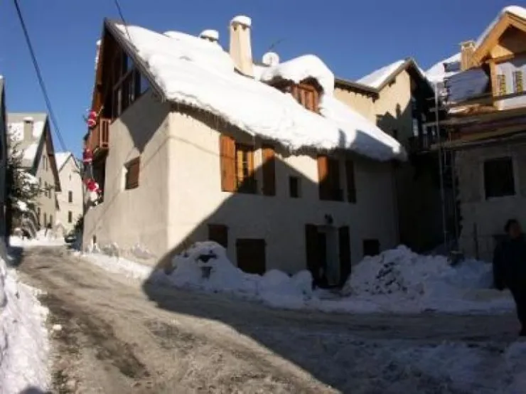 façade est : au premier les fenêtres de la salle à manger et de la chambre bleue