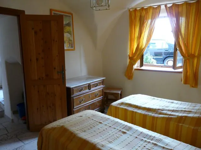 Une des deux chambres exposées Est (soleil le matin ) et disposant d'une salle de douches attenante.