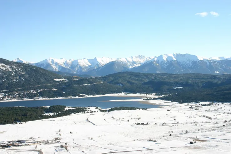 Vue sur Lac de Matemale et montagnes