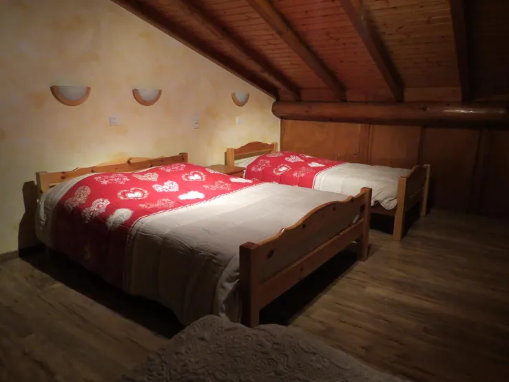 Chambre avec un lit double et un lit simple