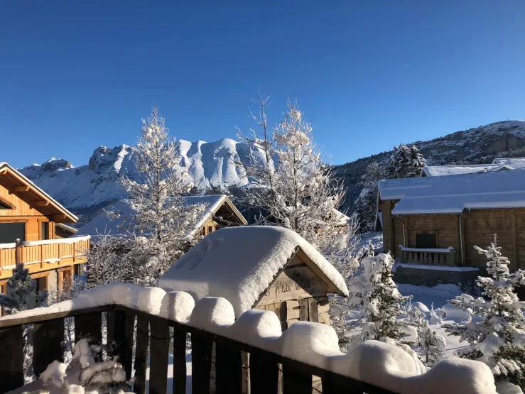 vue de la terrasse sur le massif du Faraud