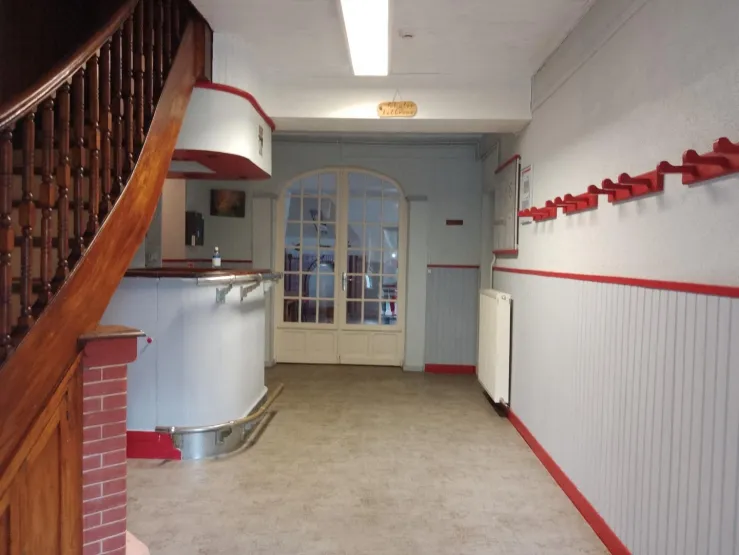 L'entrée du chalet, son escalier et son bar.