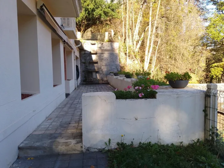 terrasse équipée de salon de jardin et de store l'été