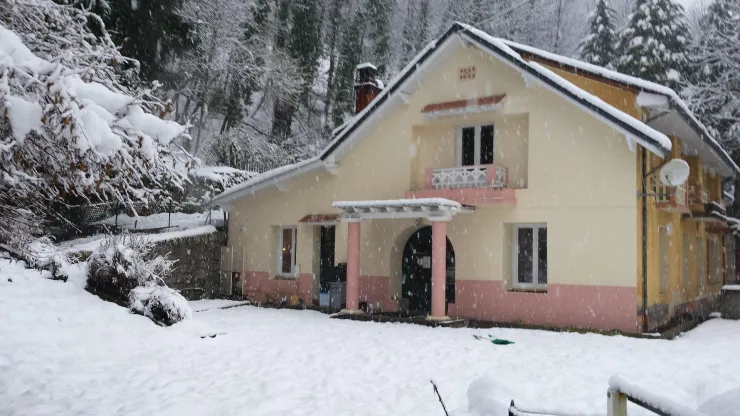 Le chalet Bellevue sous la neige l'hiver.