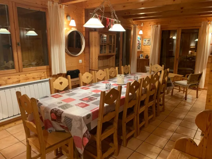 Grande table conviviale pour les repas