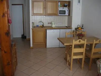 intérieur : vue sur le coin cuisine et repas