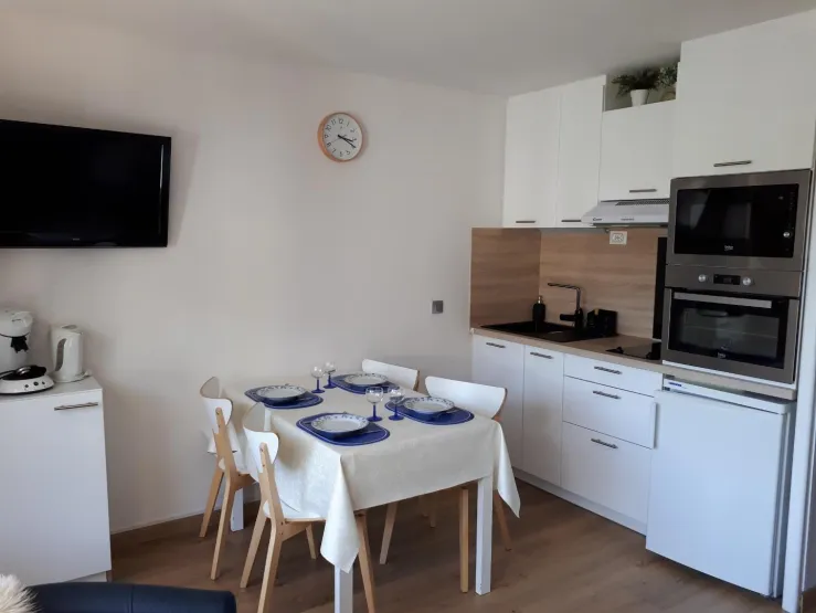 Cuisine équipée et coin repas