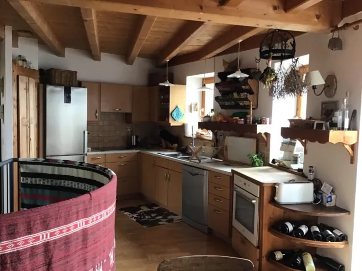 Cuisine équipée (lave-vaisselle, four, micro-ondes, machines à café filtre et Nespresso, appareils à raclette, à fondue et crêpes)
