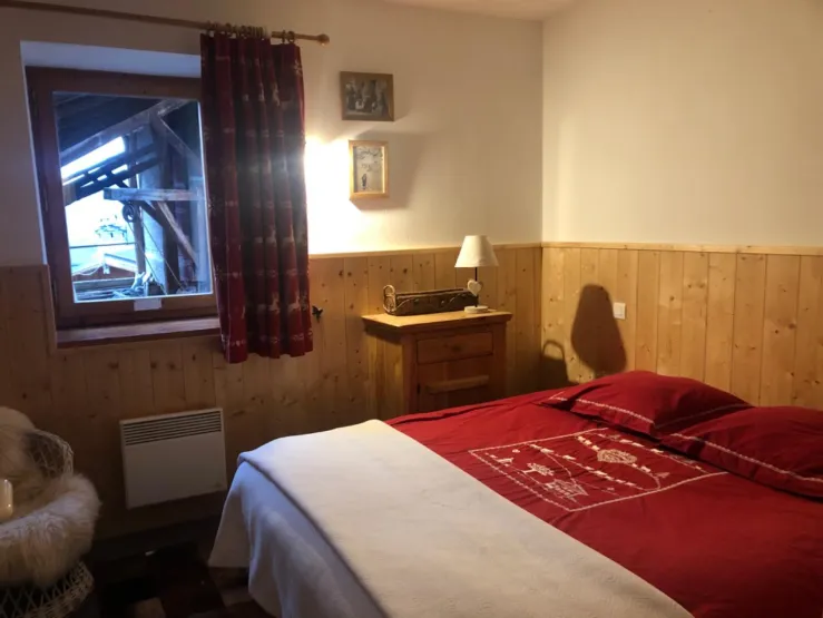 Chambre 3 (1er étage) : lit double 160 cm et coin lavabo