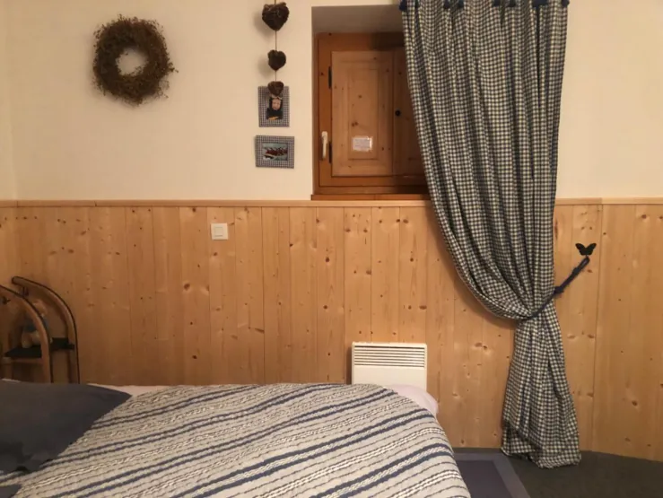 Chambre 1 (1er étage) : 1 lit double 160cm ou 2 lits simples 80cm