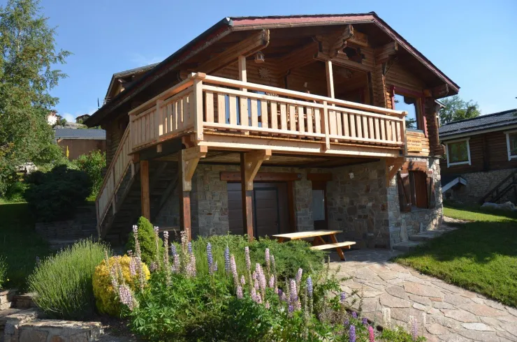 Notre chalet exposé plein sud, situé à 1650 m d'altitude est ouvert sur les pâturages et bénéficie d'un ensoleillement exceptionnel. 