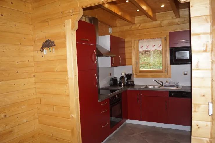 Cuisine intégrée comprenant : Réfrigérateur, congélateur séparé, plaque de cuisson vitrocéramique, four à chaleur tournante, four micro-onde, lave vaisselle.