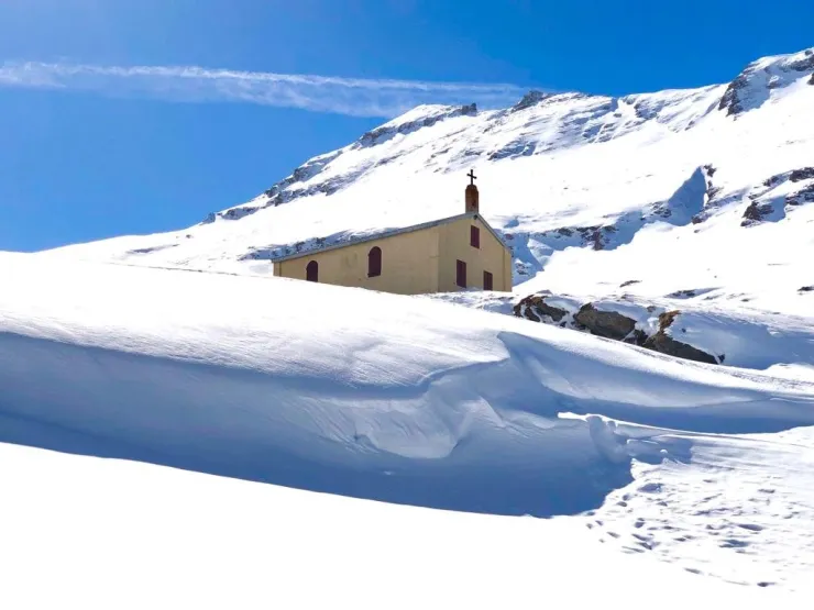 Enneigement  sur le plateau du Mont-cenis avec sa chapelle 