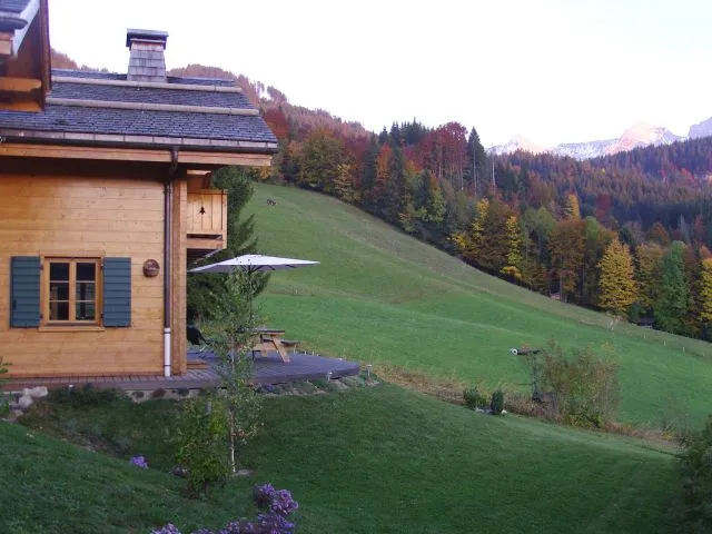 Terrasse plein sud et jardin de 1000m2 face au massif des Aravis