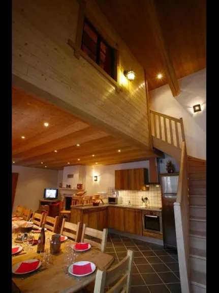 Appartement de 140m² en duplex avec 6 chambres, 3 salles d eau, 3 WC, une terrasse privee.