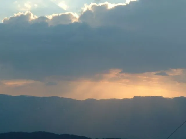 Soleil couchant sur le massif de la Chartreuse depuis l'appartement