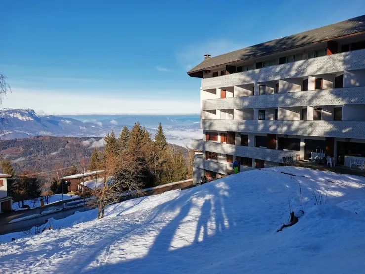 A proximité des pistes et avec une vue magnifique sur le massif de la Chartreuse.