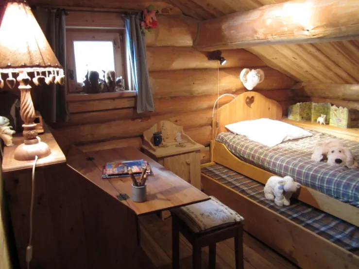 PLAYTIME! The Ticou Room (Ticou is a small lake close to the chalet, very well preserved and worth a visit). The room is ideal for two studious children... in order to use the desk! And the second bed slides out from under the first.