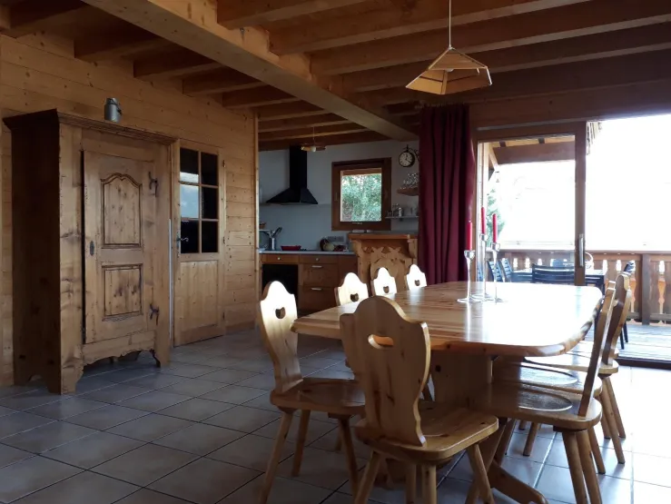 Dining-room (with the entrance on the left and the terrasse ahead)