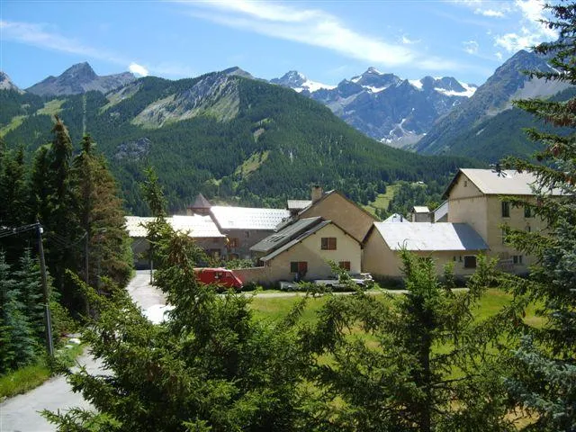 Vue du chalet sur le village et sur les montagnes  en été