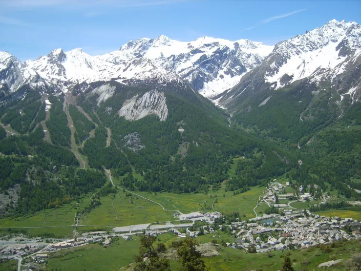 Sur un chemin de randonnée, vue du village de Monêtier l'été