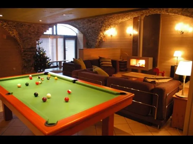 Salle voûtée avec salon TV, Billard, poële scandinave, bar, jeux de société...