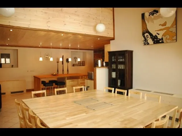 Salle à manger avec grande table carrée pour plus de convivialité. Appareils à raclette, fondue, pierrade... à disposition.